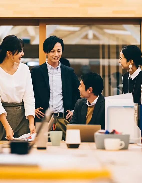 業務について打合せている若手社員