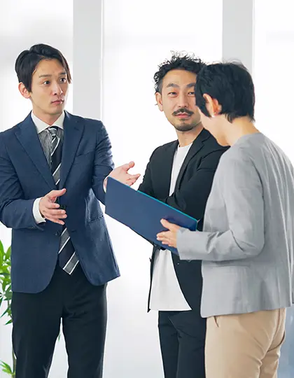 業務について話している社員