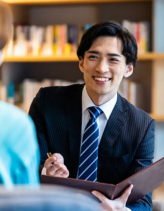 明るい雰囲気で手元の資料を元に会話している若手社員