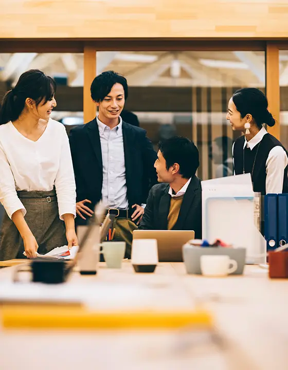 業務について打合せている若手社員