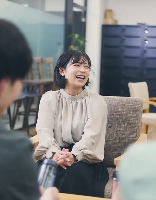 リラックスした雰囲気のオフィスで笑顔の女性社員