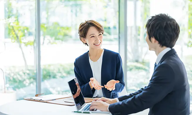 業務について話している社員