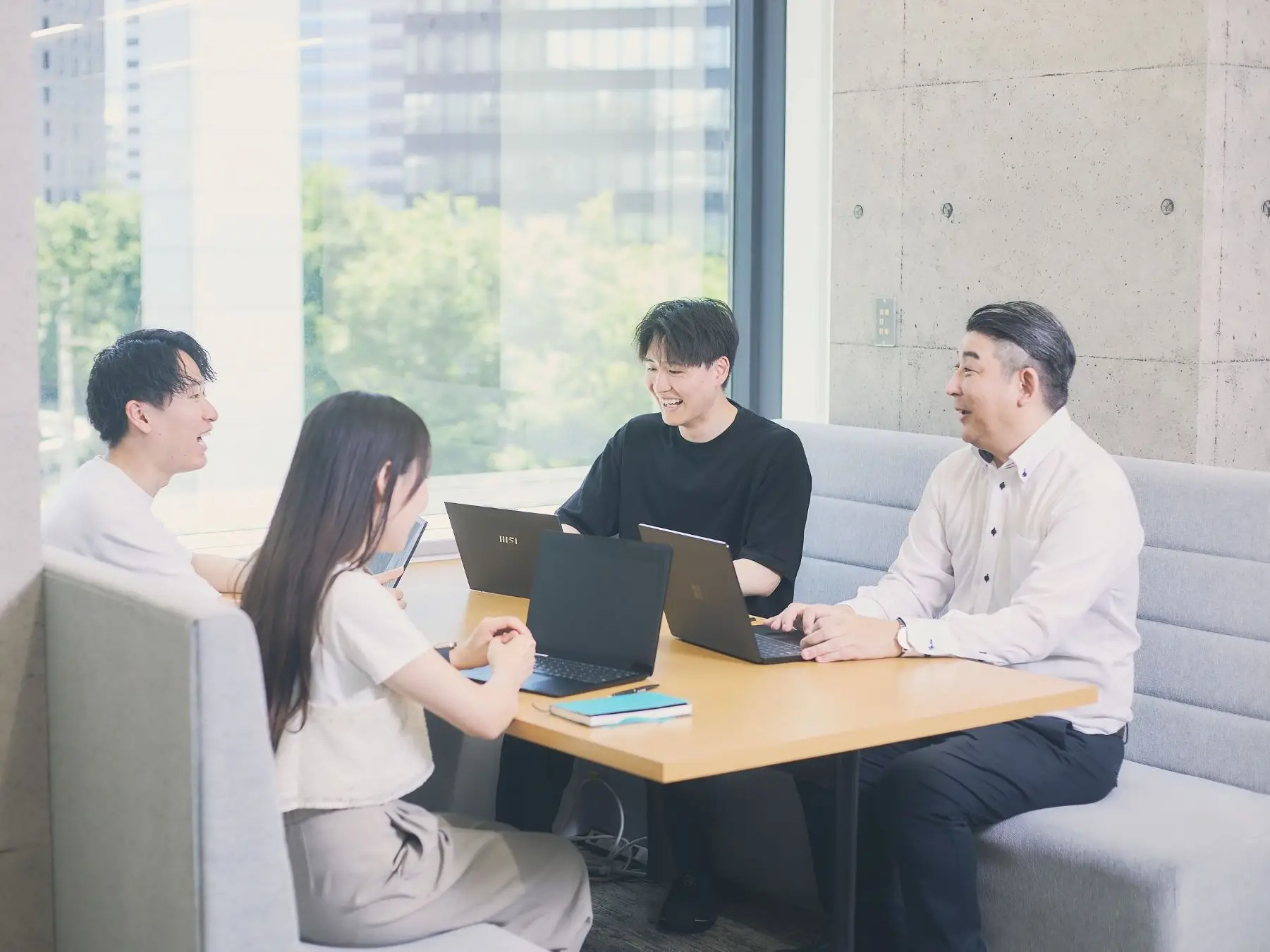 打ち合わせている社員
