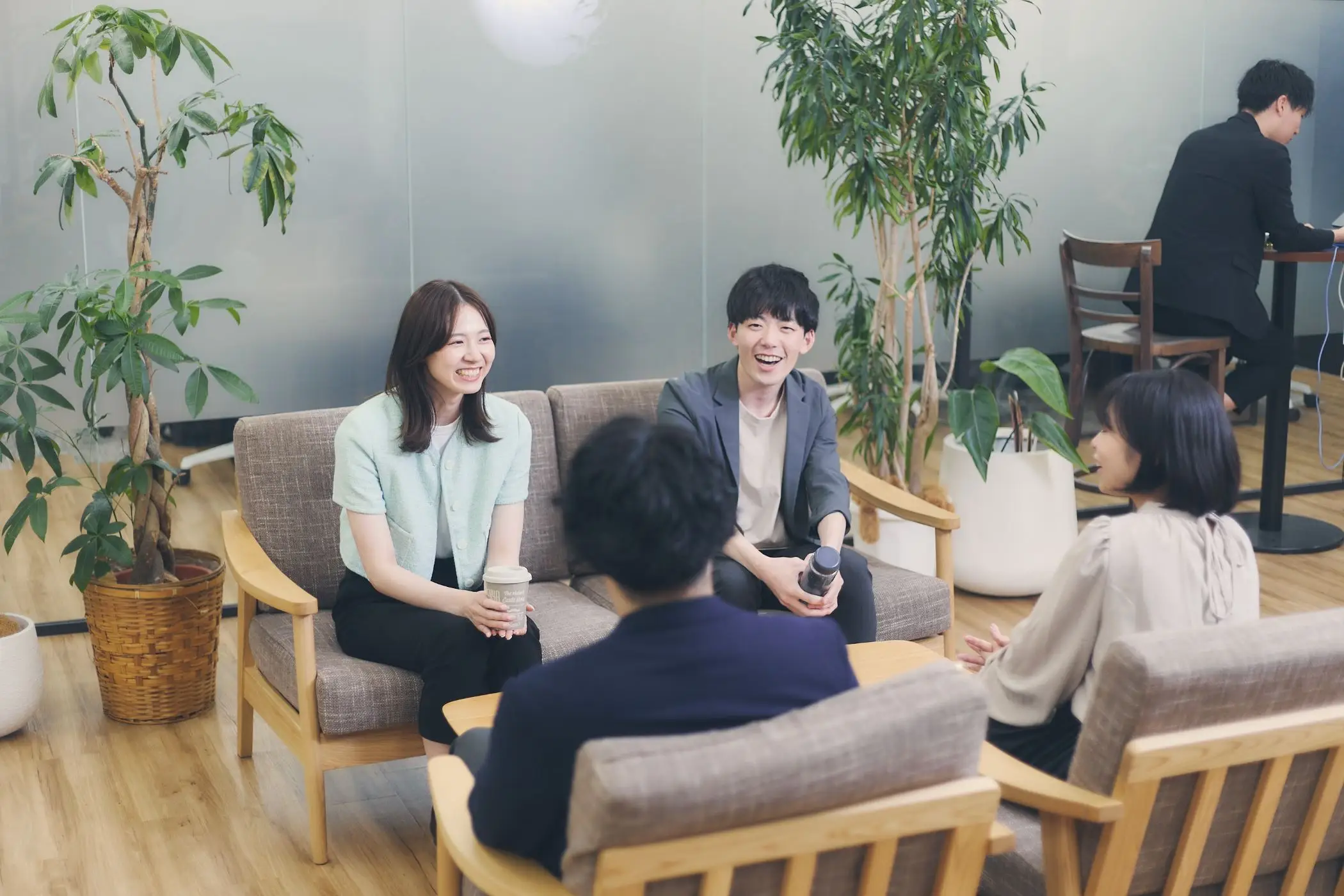談笑している社員