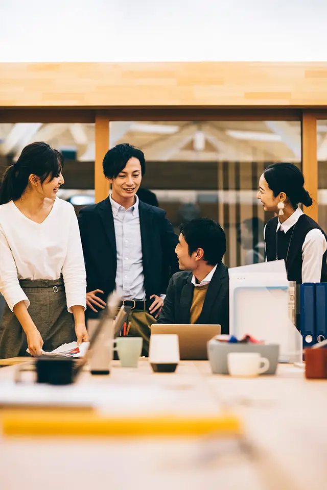 業務について打合せている若手社員