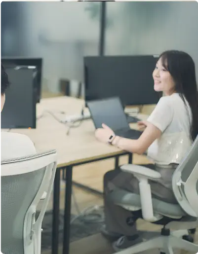 業務について打合せている若手社員