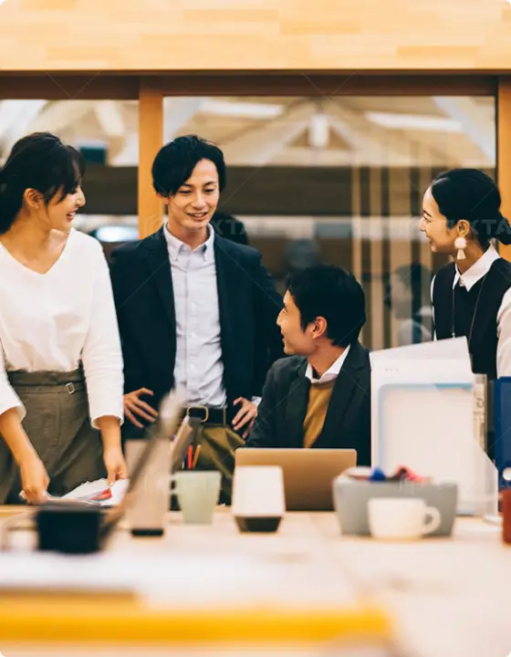 業務について打合せている若手社員