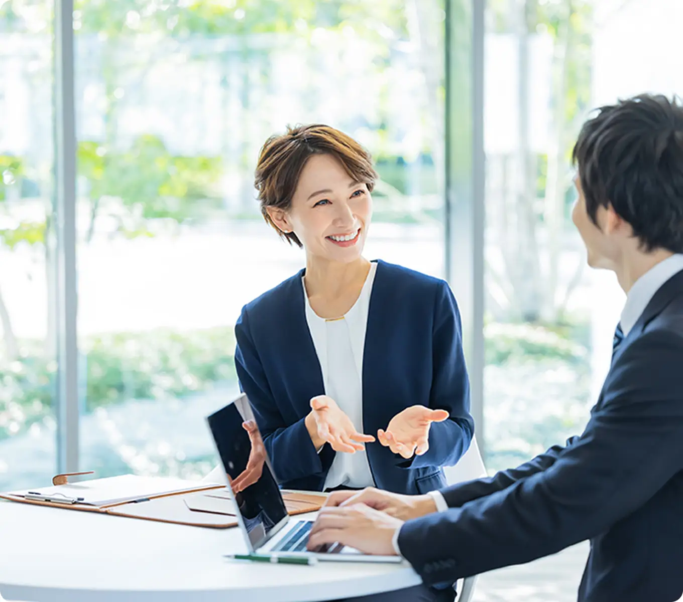 窓際の席で商談をされている様子